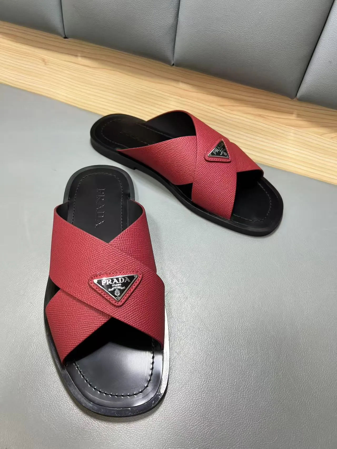 340💰PRADA Prada’s latest slippers are synchronized with the official website. This slipper is made of the brand’s unique and iconic Saffiano leather. The brand logo jumps out from the double straps, and the brand style is clearly visible. Cowhide gives men elegant charm and functional design, making it an ideal choice for vacation and leisure. Size:38-45